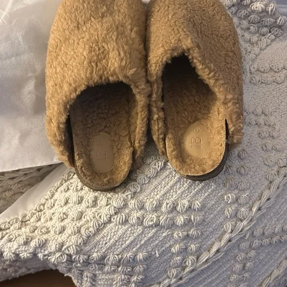 Intentionally Blank Tan Fuzzy Slippers - Picture 1 of 5